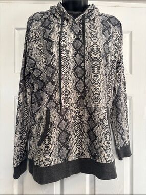 Lightweight hooded top
